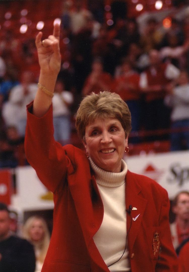Kay Yow Kay Yow making wolf symbol with her hands at women39s