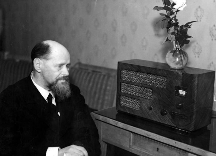 Kazimierz Przerwa-Tetmajer FileKazimierz PrzerwaTetmajer listening to radiojpg