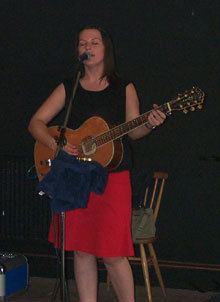 Kellie While wwwacousticroutescoukkelliewhilelivejpg