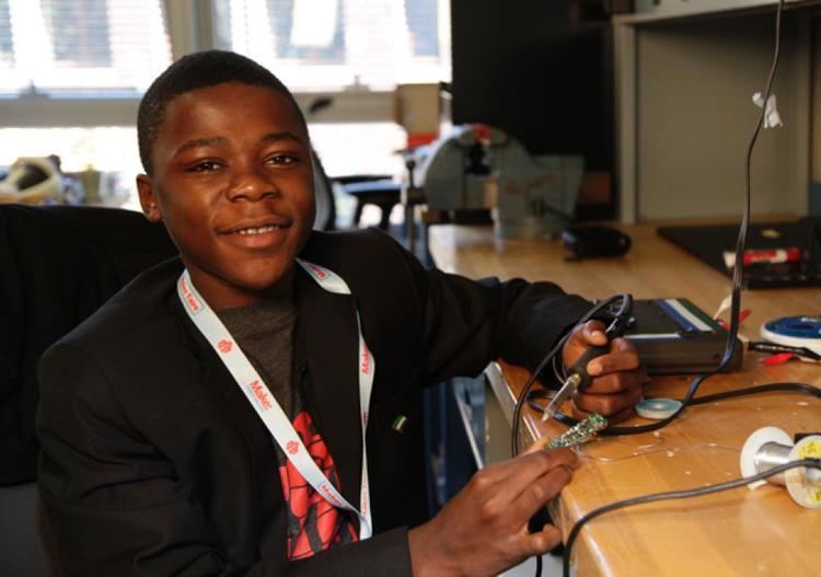 Kelvin Doe West African teen wiz makes tech from scrap NY Daily News