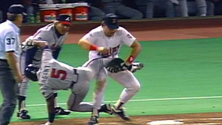 Kent Hrbek 1991 WS Gm2 Hrbek lifts Gant off the bag for the out YouTube