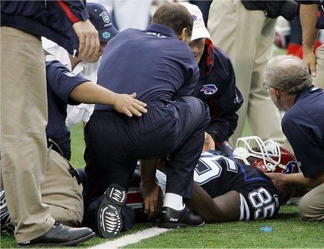 Kevin Everett 9092007 Kevin Everett suffers paralysis SBNationcom