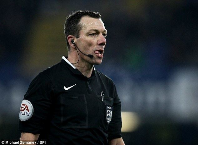 Kevin Friend Chelsea boss Jose Mourinho apologises to referee Kevin