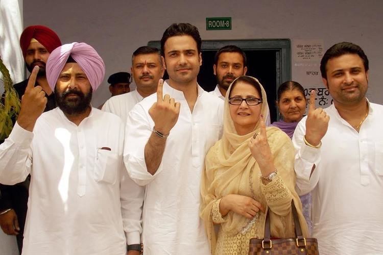 Kewal Singh Dhillon Kewal Singh Dhillon cast his vote along with his family members