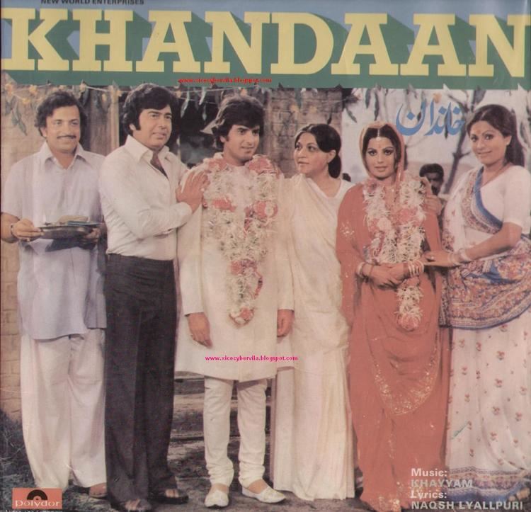 The wedding scene of Jeetendra and Sulakshana Pandit with the other cast in Khandaan (1979 film)