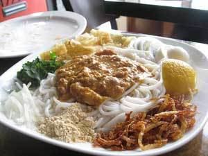 Khanom chin Khanom Chin Nam Ya Kai Rice Noodles with Fish Flavoured Chicken Curry