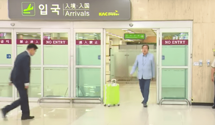 Kim Moo-sung A viral video of a politician Kim Moosung and his suitcase shows