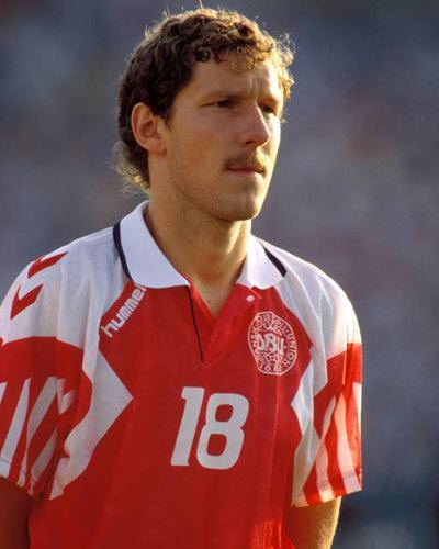 A young Kim Vilfort during a football game wearing red and white number 18 attire in 1992.