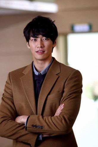 Kim Young-kwang (actor) Kim Young Kwang Stages Love Triangle with Jang Geun Suk