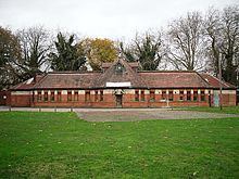 King's Meadow swimming pool httpsuploadwikimediaorgwikipediacommonsthu
