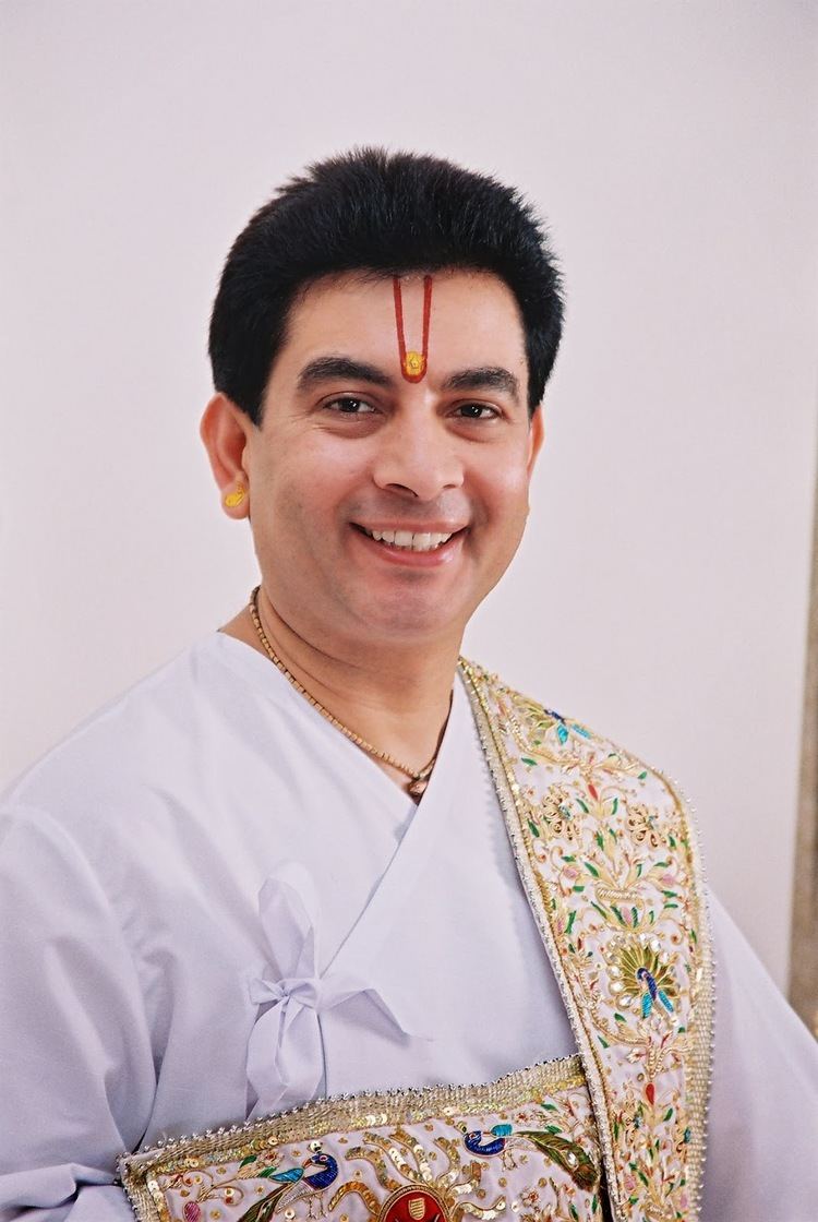 Kirit Bhaiji in a white background wearing white sleeves
