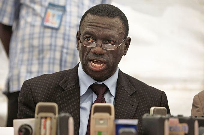 Kizza Besigye Ugandan opposition leader injured at protest Al Jazeera