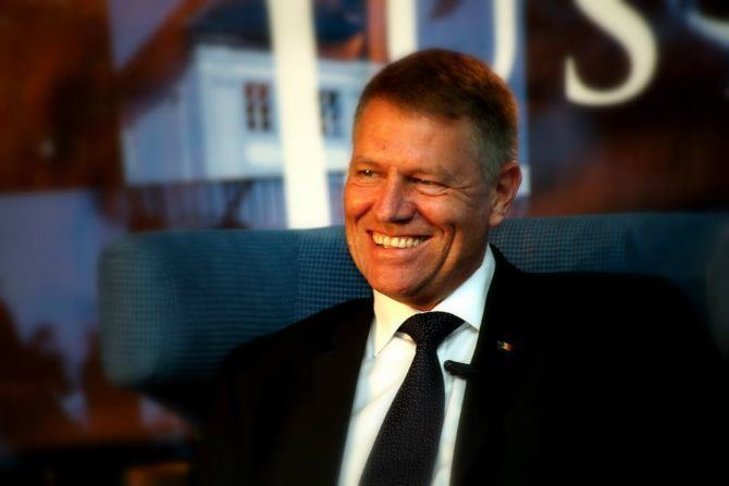 Klaus Iohannis New Romanian President Klaus Iohannis signs over 2000 books at the