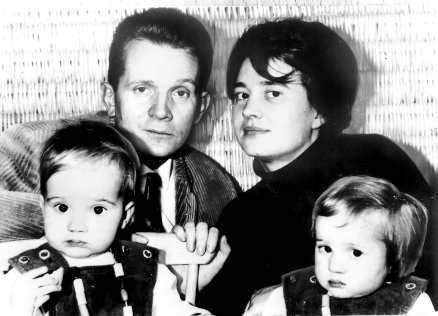 Klaus Rainer Röhl Klaus Rainer Rhl and Ulrike Meinhof and her twin daughters Bettina