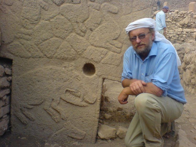 Klaus Schmidt (archaeologist) klausandcarvingsjpg