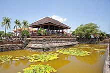 Klungkung Palace httpsuploadwikimediaorgwikipediacommonsthu
