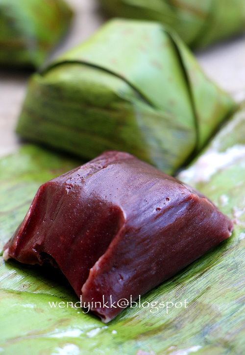 Kochi (kuih) Table for 2 or more Kuih Koci Pulut Hitam Black