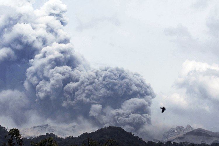 Kouř Fotogalerie Kou a popel vyhnal po vbuchu sopky Mount Kelud z
