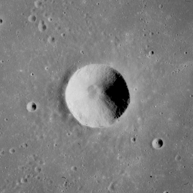 Kundt (crater)