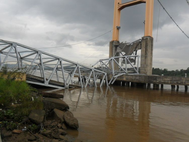 Kutai Kartanegara Bridge FileKutai Kartanegara Bridge after collapse 14jpg Wikimedia