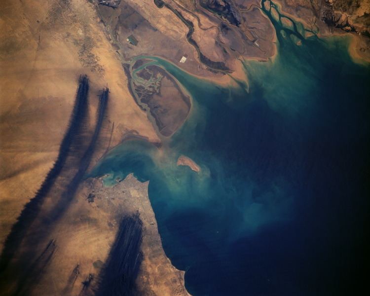Kuwaiti oil fires httpsuploadwikimediaorgwikipediacommonsaa