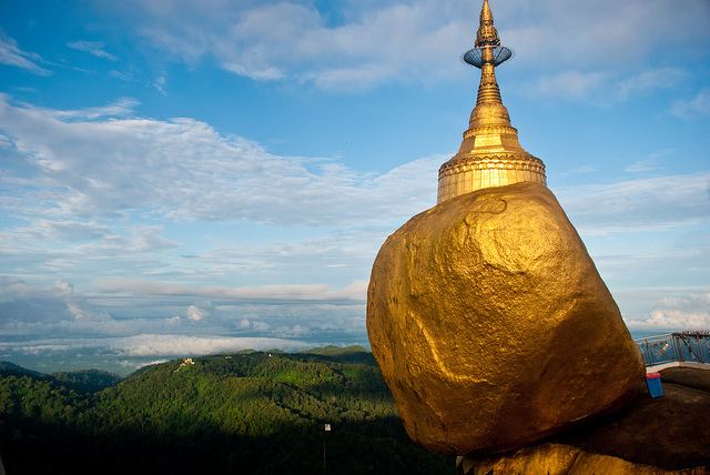 Kyaiktiyo Pagoda The Golden Rock The Gilt Boulder of the Buddha Kuriositas