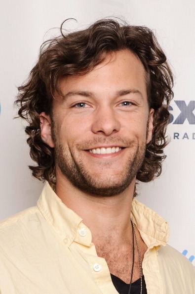 Kyle Schmid ampaposArrowampapos casts Kyle Schmid as The Royal Flush