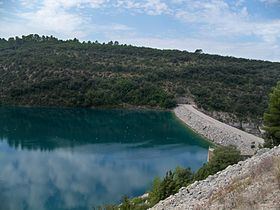 Lac d'Esparron httpsuploadwikimediaorgwikipediacommonsthu