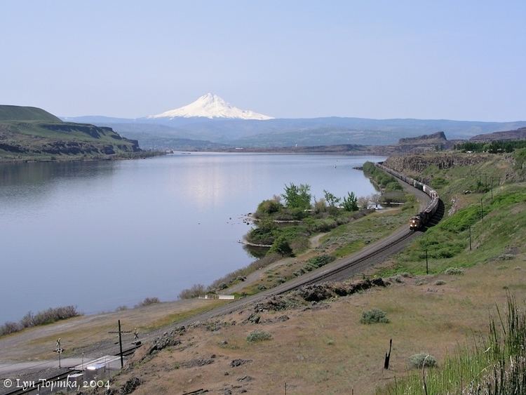 Lake Celilo columbiariverimagescomImages04mounthoodhorset