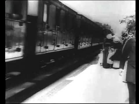 L'Arrivée d'un train en gare de La Ciotat L39arrive d39un train La Ciotat 1895 frres Lumire YouTube