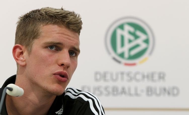 Lars Bender Arsenal kicked off transfer talks for Bundesliga star DM