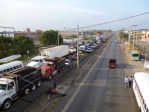 Las Mañanitas, Panama Bus Drivers Block Roadway For Three Hours in Las Maanitas Panama