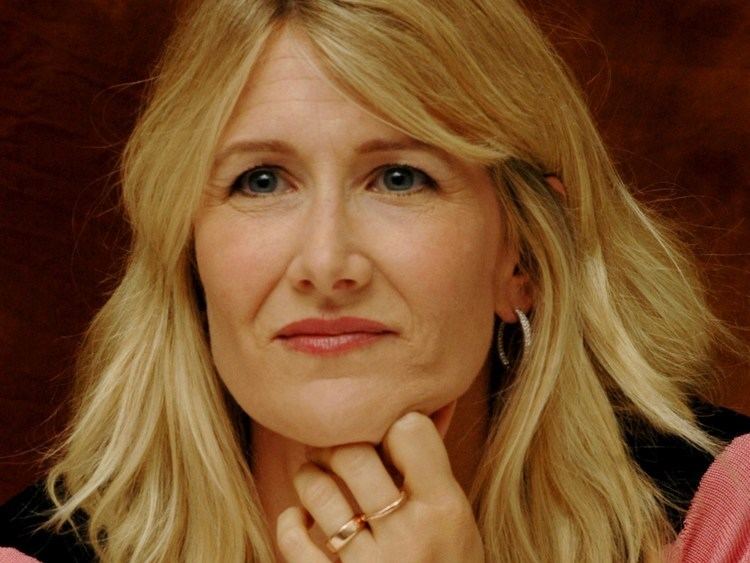 Laura Dern Laura Dern Creates Comedy About Obsessive Female Football