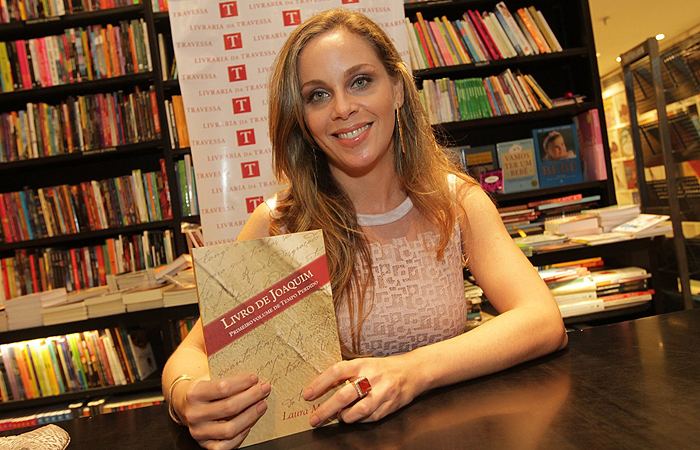 Laura Malin Marcelo Faria leva a mulher a lanamento de livro Ofuxico