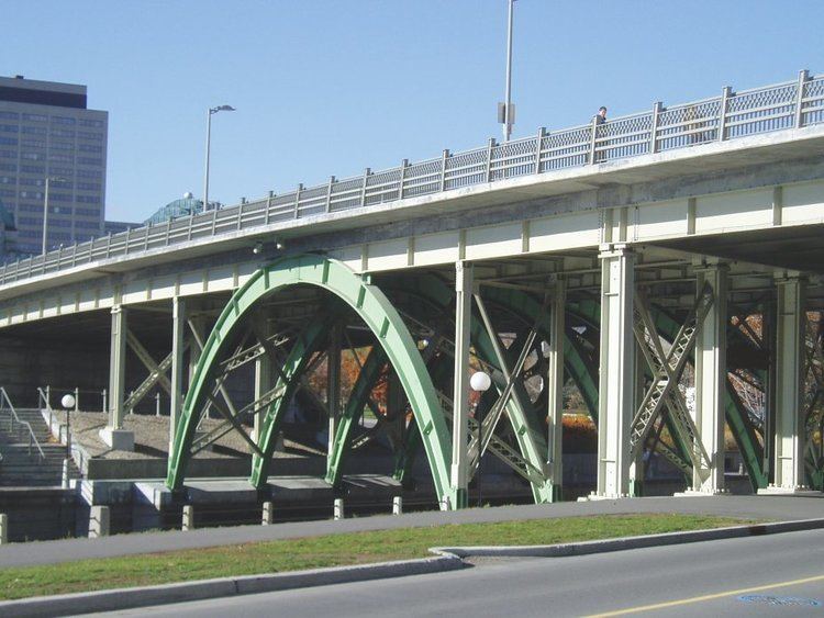 Laurier Avenue Bridge httpsuploadwikimediaorgwikipediacommonsff