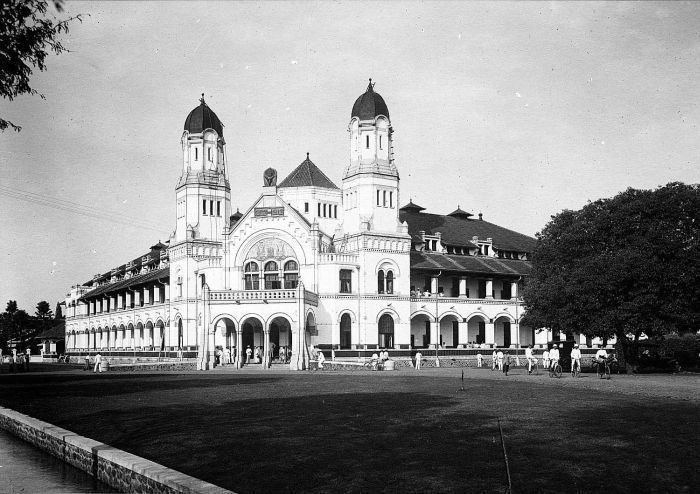 Lawang Sewu: Dendam Kuntilanak movie scenes The A building of Lawang Sewu where the film takes place in the early 1900s 