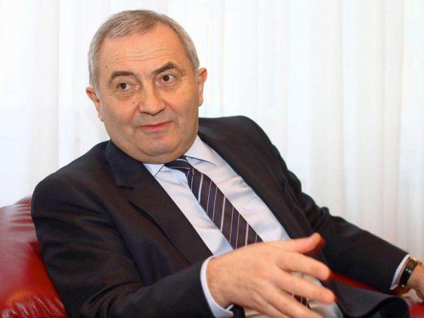 Lazăr Comănescu Lazr Comnescu are o vechime de 43 de ani n Ministerul de Externe