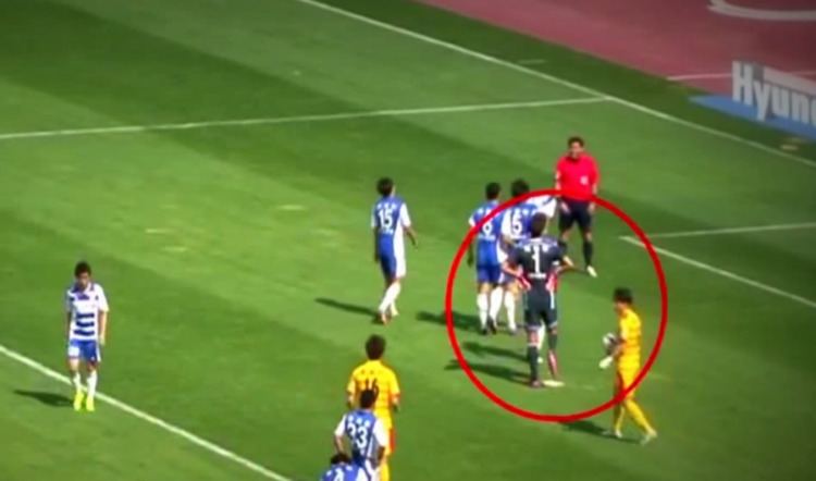 Lee Bum-young VIDEO Busan Ipark goalkeeper Lee Bumyoung uses sneaky tactics to