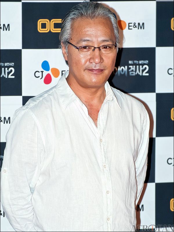 Lee Geung-young httpsuploadwikimediaorgwikipediacommons44