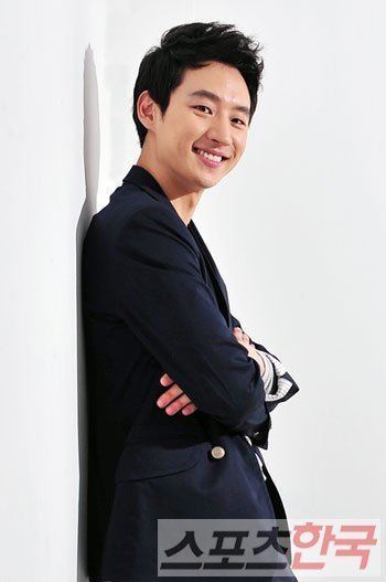 Lee Je-hoon Lee Jehoon chosen as 201239s rising star by newspaper