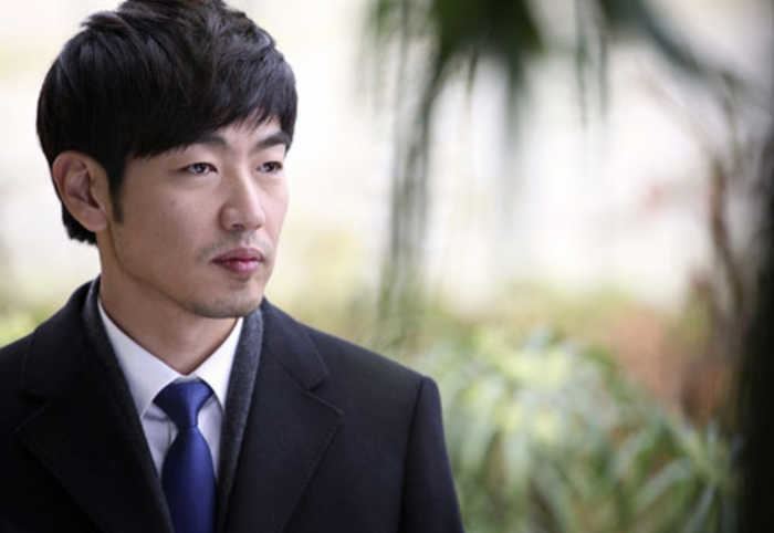 Lee Jong-hyuk Lee Jong Hyuk Apologizes to Netizen Who Criticized Him on