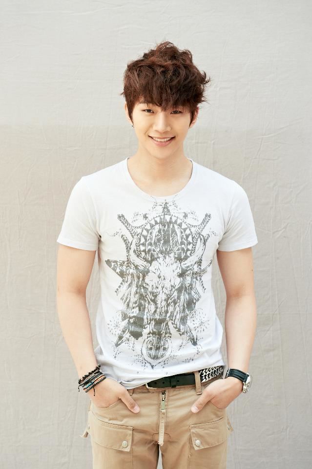 Lee Jun-ho (singer) NEWS 121031 JYPE Update Lee Junho the Saving Idol 2PM