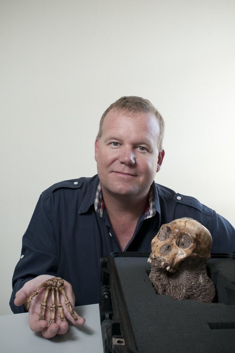 Lee Rogers Berger FileLee Berger and the skull and hand of Australopithecus sediba