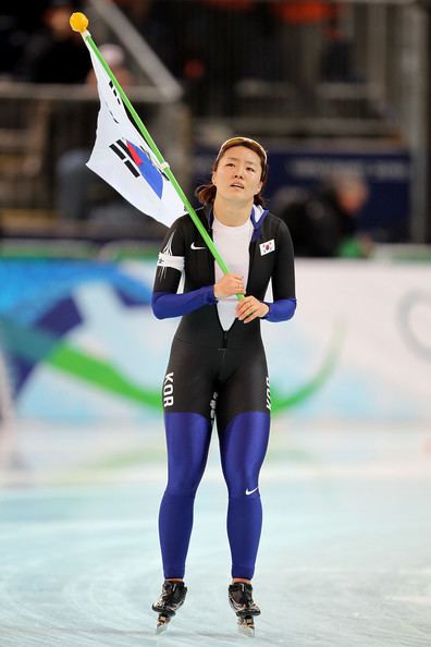 Lee Sang-Hwa holding the national flag of South Korea during the women's speed skating 500 m on day five of the Vancouver 2010 Winter Olympics at Richmond Olympic Oval
