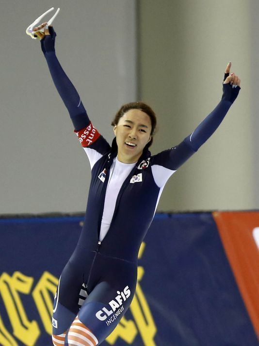 Lee Sang-hwa wearing skinsuit while her arms up holding protective eye wear