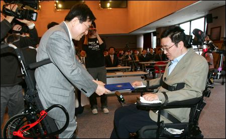 Lee Sang-mook Lee Sangmook right a professor at Seoul National
