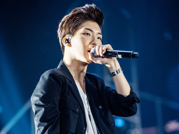 Lee Seung-hoon Lee Seung Hoon from Kpop group Winner falls off stage