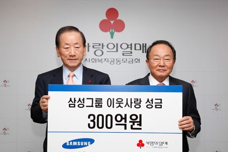 Lee Soo-bin, right, chairman of Samsung Life
