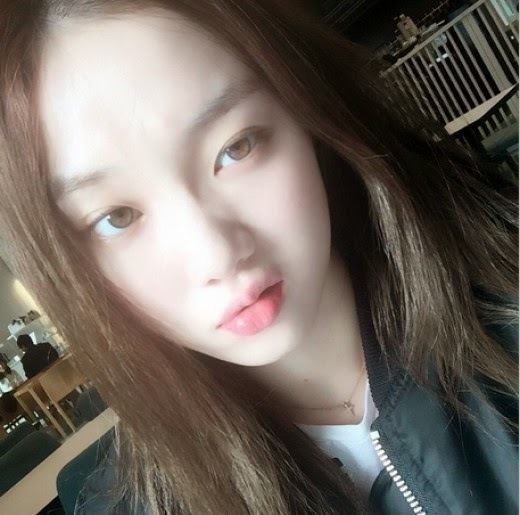 Lee Sung-kyung Lee Sung Kyung39s selca draws attention for her beauty YG