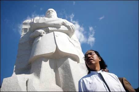 Lei Yixin Chinese sculptor of National Malls Martin Luther King monument was